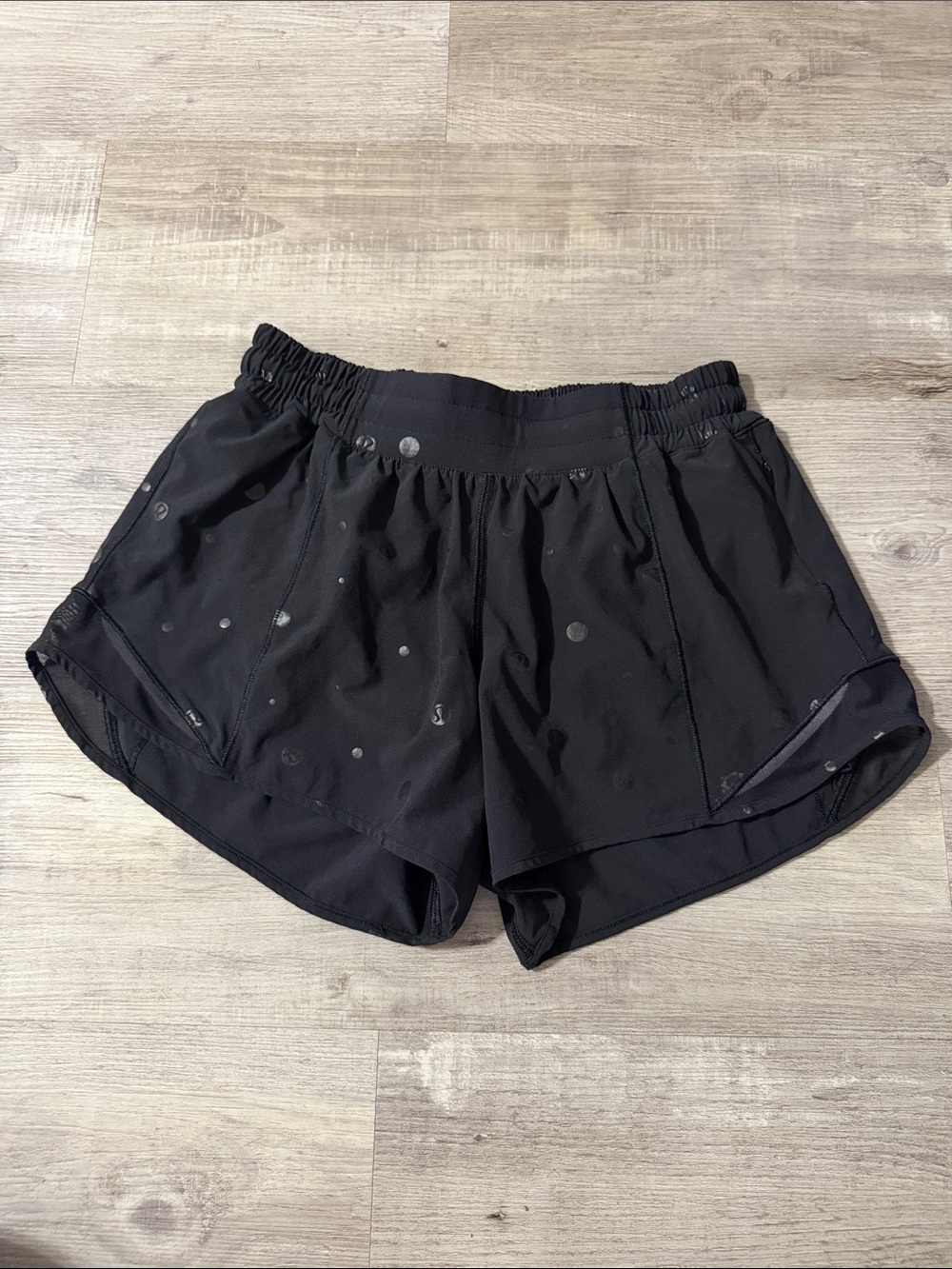Women’s Lululemon Hotty Hot Short II polka dot logo 🖤